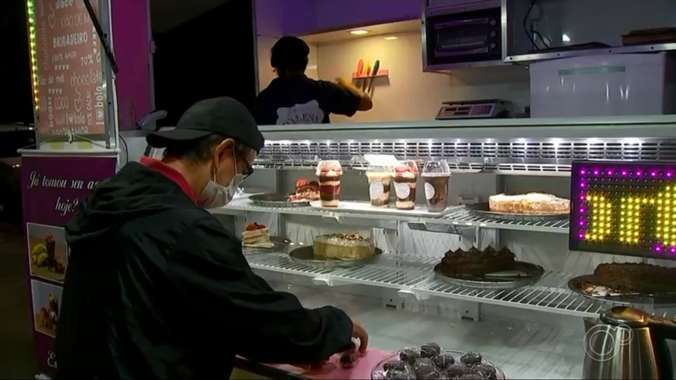 Além de doações, casal de Itatiba (SP) com 23 filhos se mantém com venda de bolos em food truck — Foto: Reprodução/TV TEM