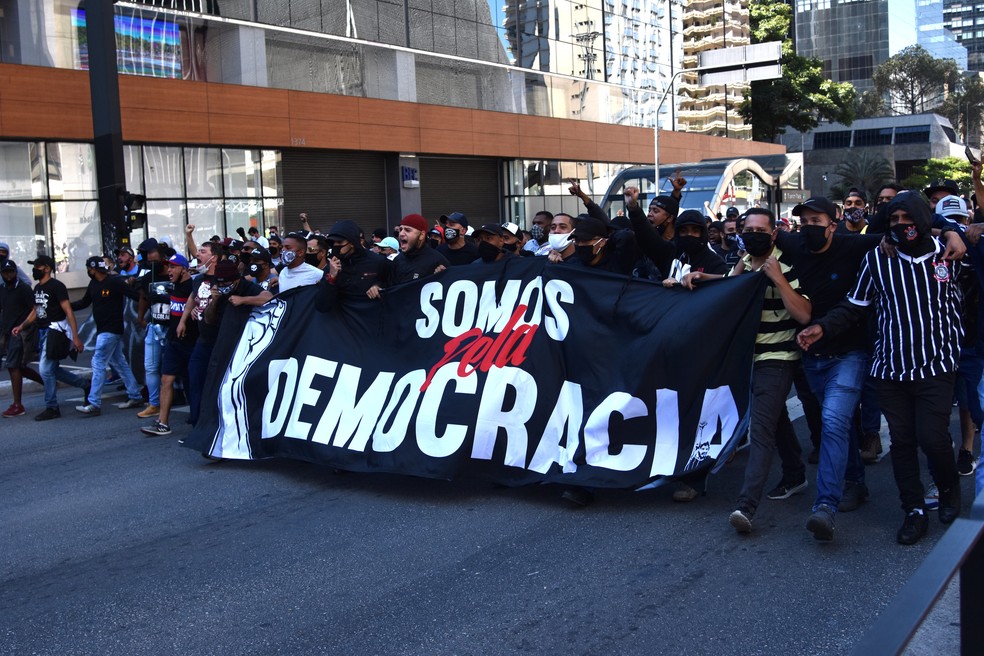 Torcidas organizadas caminham pela Avenida Paulista com faixa "somos pela democracia" — Foto: ROBERTO CASIMIRO/FOTOARENA/ESTADÃO CONTEÚDO