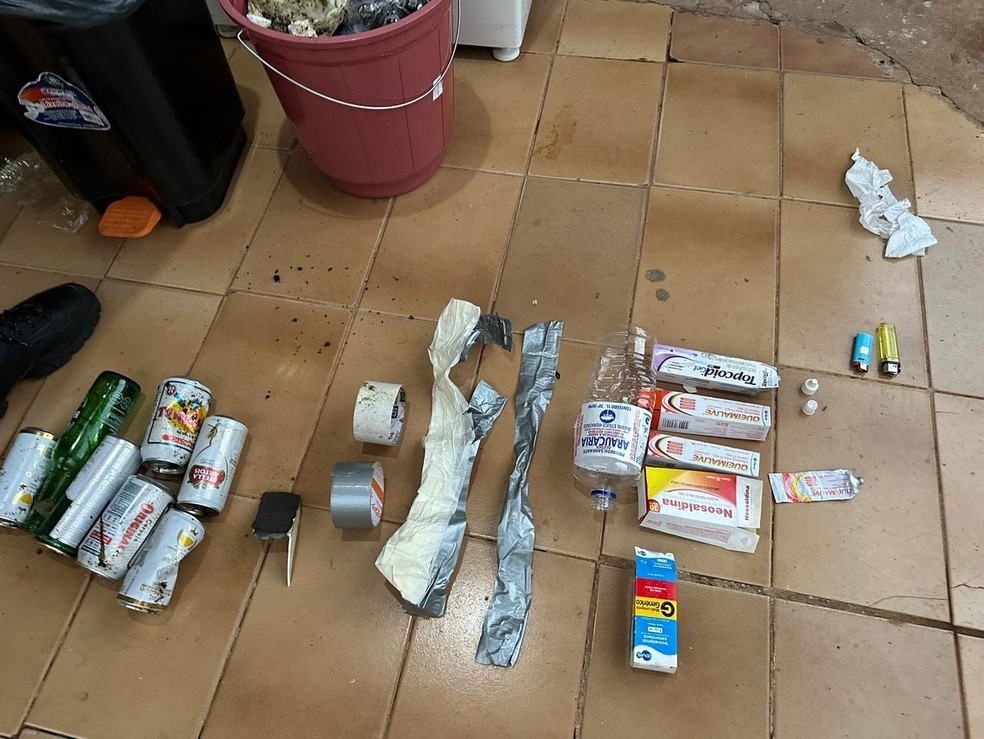 Os objetos usados nas torturas foram aprendidos na casa do suspeito. — Foto: Polícia Civil/Divulgação