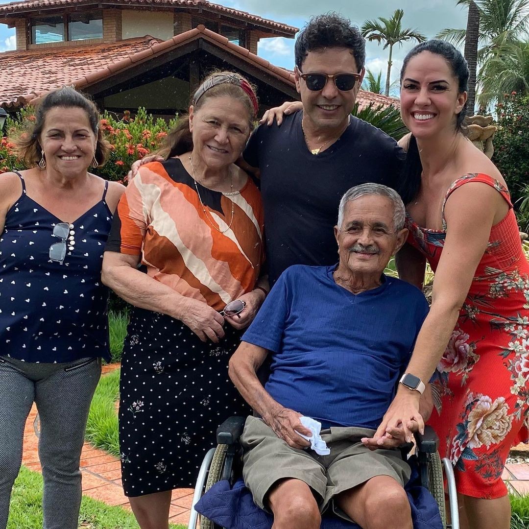 Zezé Di Camargo e Graciele Lacerda com a família (Foto: Reprodução/Instagram)