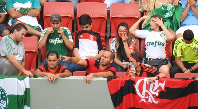 PM usa spray de pimenta para conter briga; crianças e torcida sentem efeito