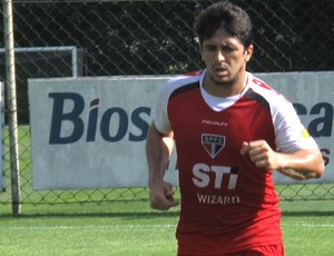 De volta aos treinos, Aloísio corre ao redor do campo, mas não deve jogar