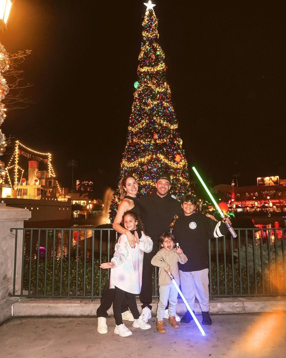 Wesley Safadão com a família em Orlando, na Flórida — Foto: Reprodução/Instagram