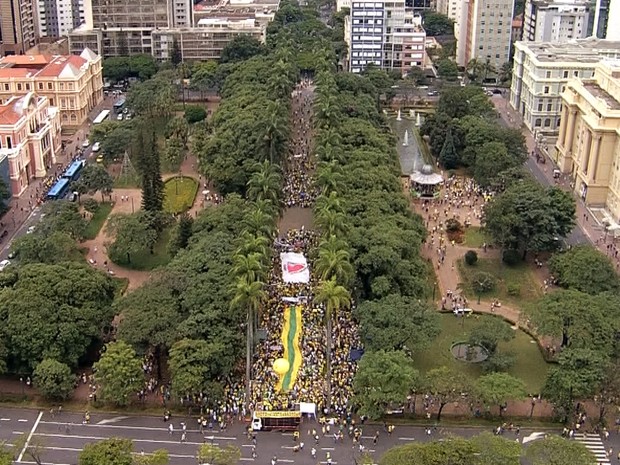 Praça da Liberdade é ocupada por manifestantes em Belo Horizonte (Foto: Reprodução/TV Globo)