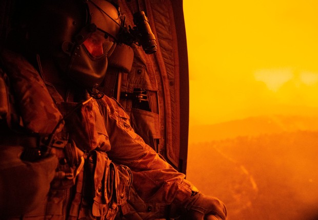 Militar em combate a incêndio na Austrália (Foto: Departamento de Defesa da Austrália)