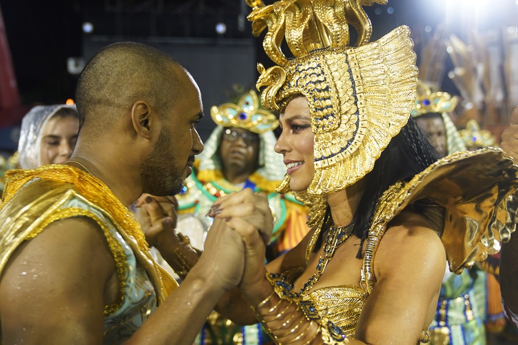 Paolla Oliveira e Fafá, mestre de bateria da Grande Rio — Foto: Marcos Serra Lima/G1