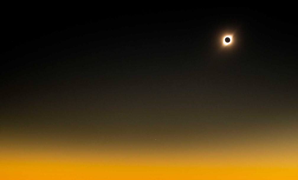 Eclipse solar visto do Observatório de La Silla, no Chile. — Foto: Martin Bernetti/AFP
