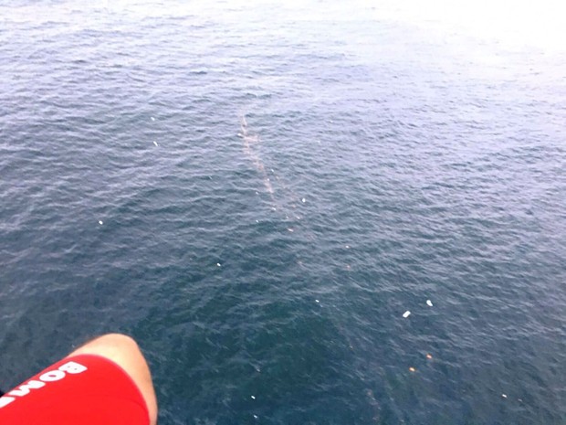 Bombeiros avistaram destroços e manchas de óleo no mar (Foto: Corpo de Bombeiros/Divulgação)