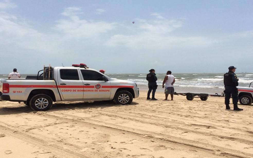 Bombeiros trabalham no resgate do corpo encontrado em alto mar — Foto: Rafael Carvalho/TV Sergipe
