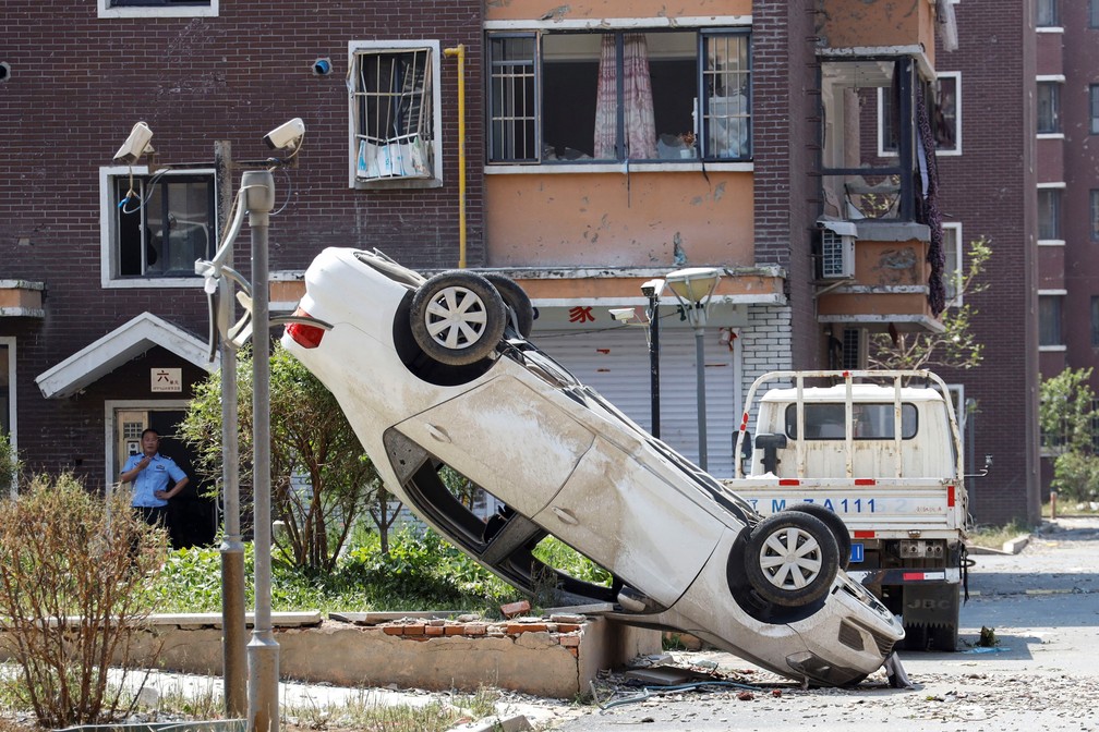 Carro fica danificado na passagem de tornado em Kaiyuan, na província de Liaoning, na China — Foto: AFP