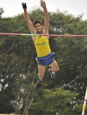 Augusto Dutra saltou 5,62m e garantiu o bronze (Foto: Osvaldo F. / Contrapé)