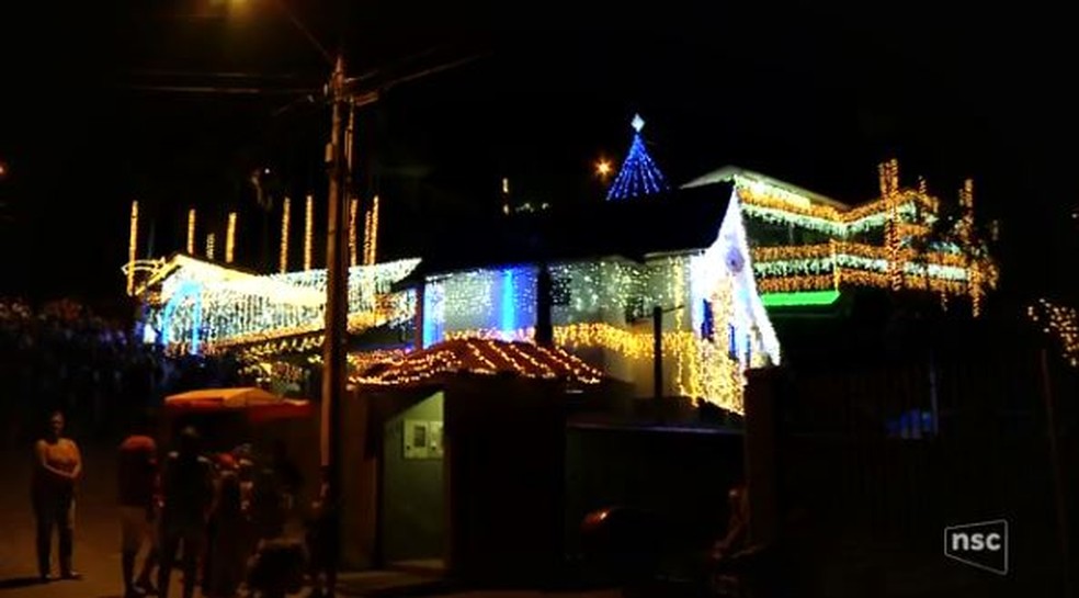 Casa foi iluminada com 60 mil lâmpadas (Foto: Reprodução/NSC TV)