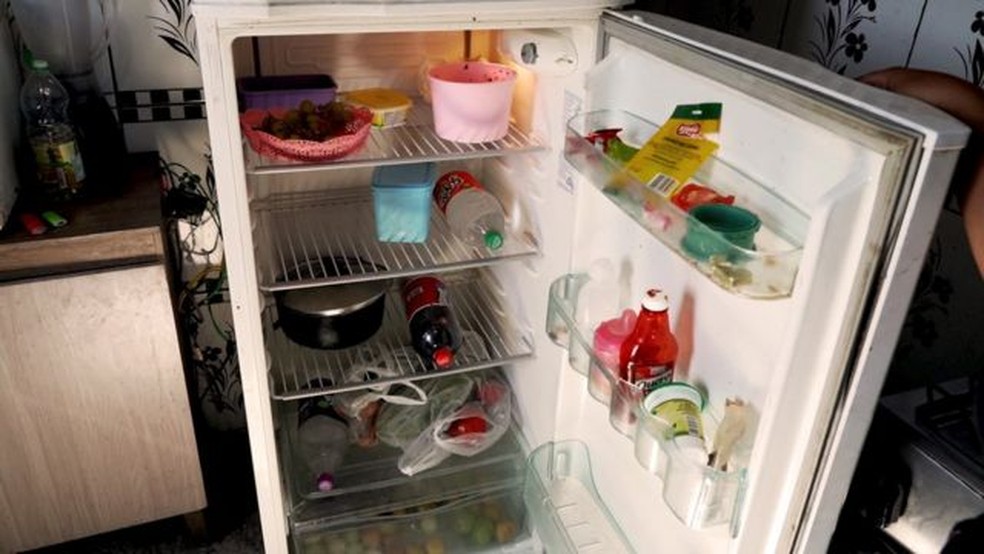 Geladeira da casa de Vitória está quase vazia e filha de 1 ano sofre com desnutrição — Foto: Fernando Otto/BBC News Brasil