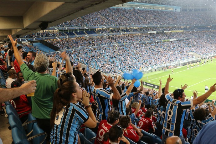 Pais, cordialidade e espaços vazios marcam torcida mista no Brasileirão