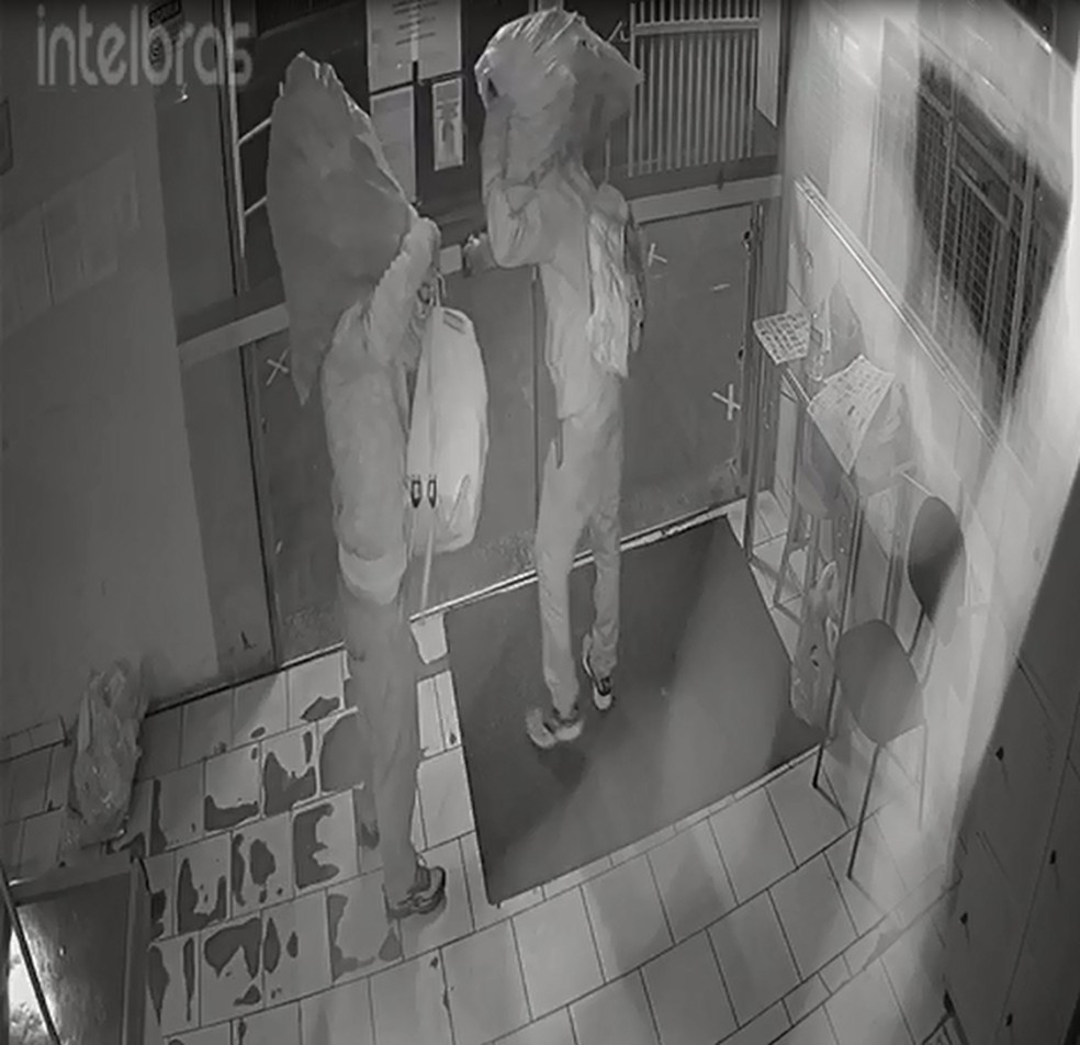 Homens são flagrados por câmeras de segurança assaltando supermercado em Campos Novos Paulista (SP) — Foto: Câmera de Segurança