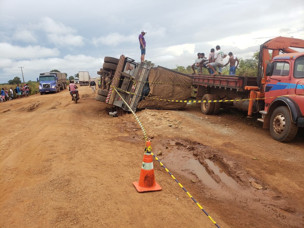 Caminhão tomba e parte da carga é saqueada na BR-135 no MA — Foto: Divulgação/ Polícia Rodoviária Federal
