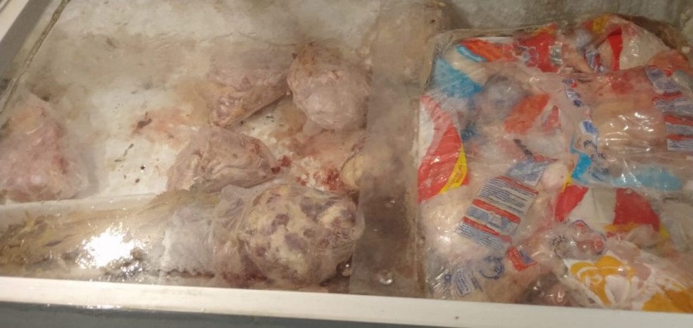 Alimentos estragados foram apreendidos em açougue no bairro do Jacintinho, em Maceió — Foto: Secom