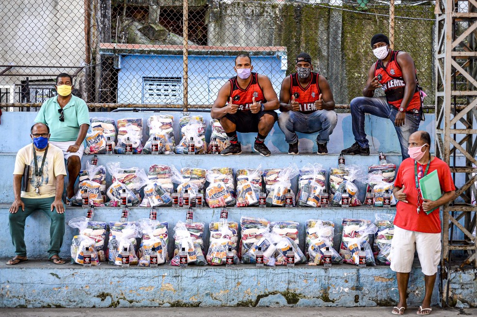 No Chapéu Mangueira e Babilônia houve também distribuição de cestas básicas — Foto: Marcelo Cortes/Flamengo