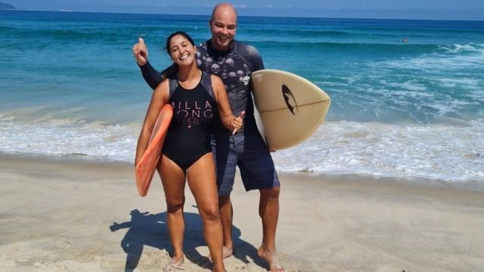 Michele e o marido na nova vida em Maresias: 'compramos um flat pertinho do canto da praia que a gente gosta' — Foto: Arquivo pessoal
