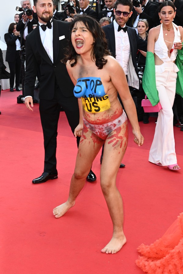 CANNES, FRANCE - MAY 20:  (EDITORS NOTE: Image contains nudity.) A protester makes her way onto  the red carpet during the "Three Thousand Years Of Longing (Trois Mille Ans A T'Attendre)" Red Carpet during the 75th annual Cannes film festival at Palais de (Foto: Corbis via Getty Images)