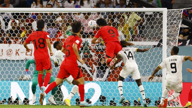 Cho cabeceia para marcar o segundo gol da Coreia do Sul contra Gana