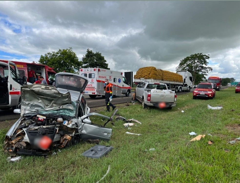 Acidente entre carro, caminhonete e caminhão deixou cinco feridos na BR-153, em Jaci (SP) — Foto: Corpo de Bombeiros/Divulgação