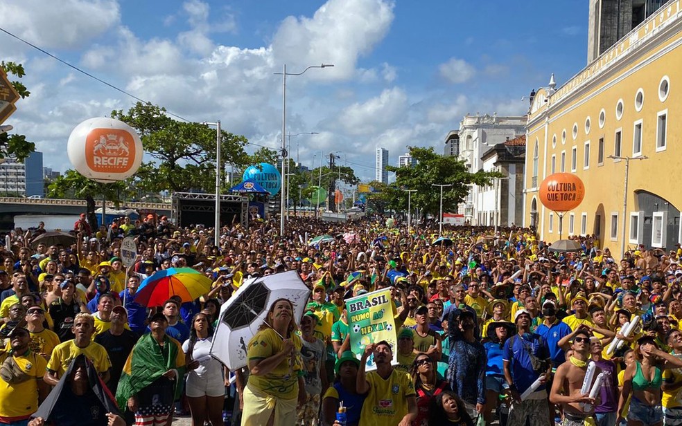 Torcedores se reúnem no Cais da Alfândega, no Bairro do Recife, para acompanhar Brasil x Suíça na segunda-feira (28) — Foto: Pedro Alves/g1