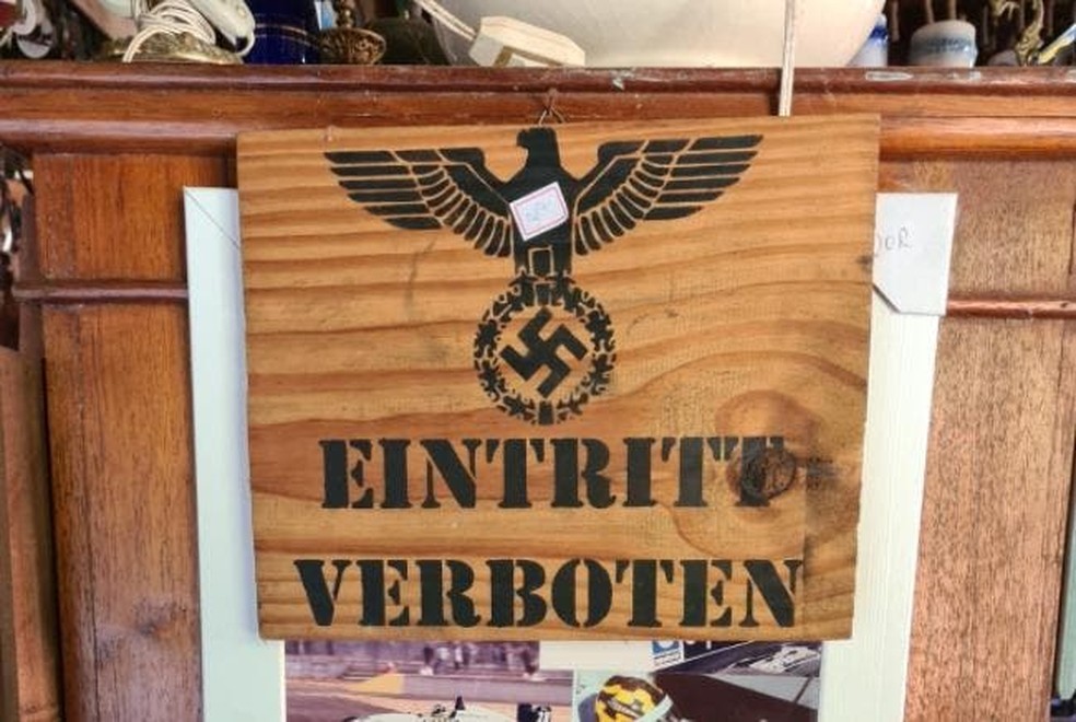 Turista viu objetos com suástica em loja de Nova Trento e denunciou para a polícia e o MPSC — Foto: NSC/Reprodução