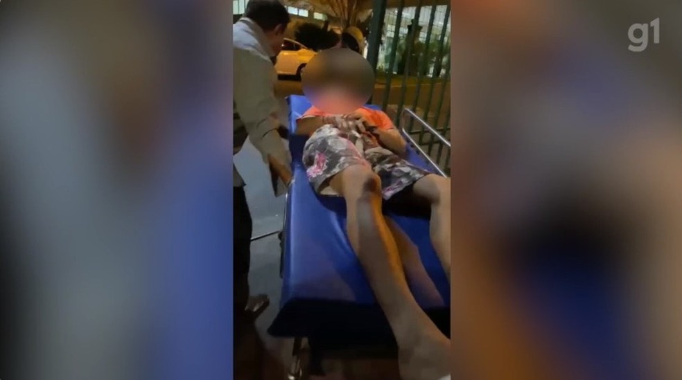 Jovem foi baleado na frente do HUT, em Teresina — Foto: Reprodução