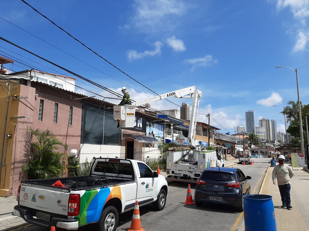 Retirada de equipamentos irregulares em Ponta Negra foi realizada em duas etapas, no fim de maio e nesta semana. — Foto: Cosern