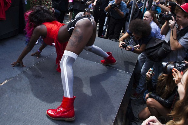 Cerca de 350 pessoas se reuniram para quebrar recorde de twerking em Nova York (Foto: Eduardo Muñoz/Reuters)