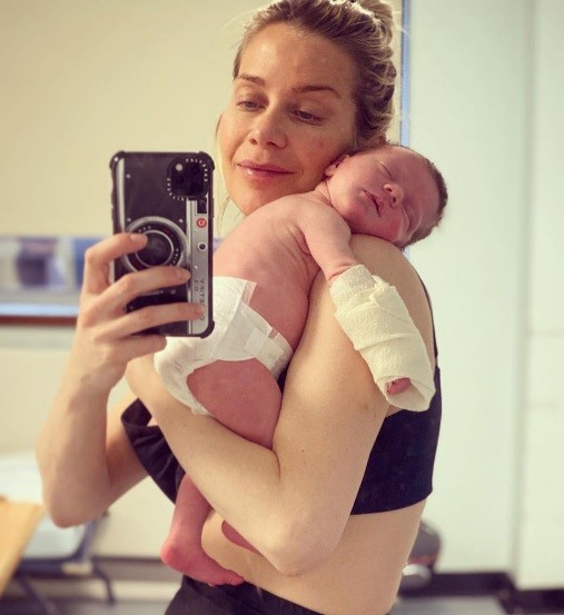 Kate revela infecção em unha da filha recém-nascida  (Foto: Reprodução/Instagram/Kate Lawler)