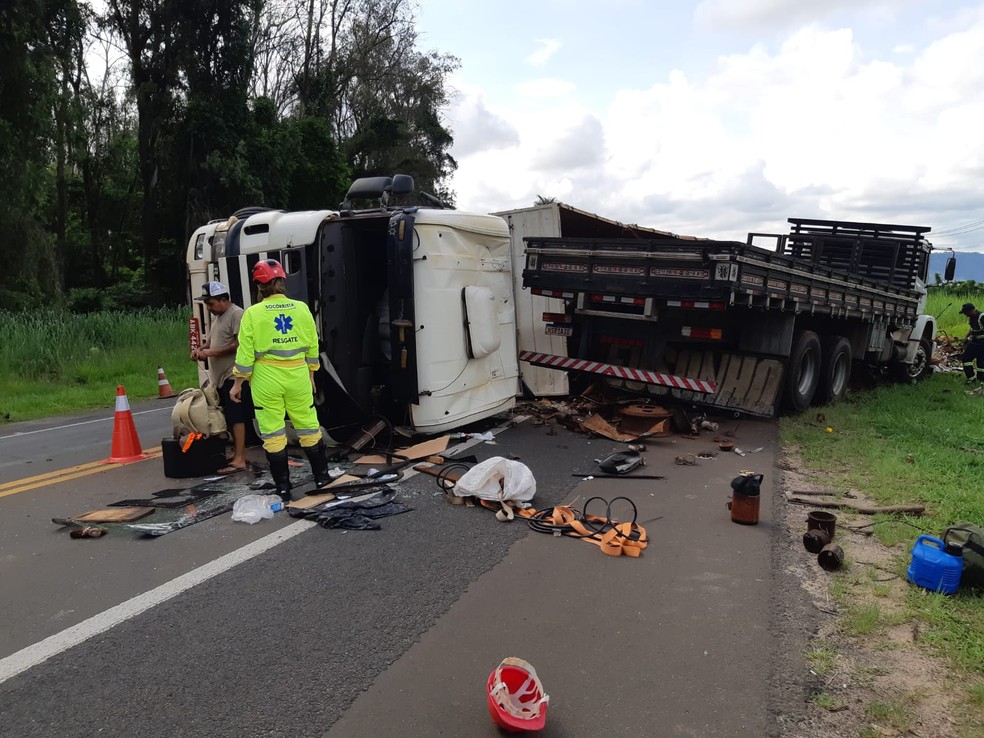 Outro caminhão bateu na lateral da carreta tombada, mas não houve vítimas — Foto: Edijan Del Santo/ EPTV