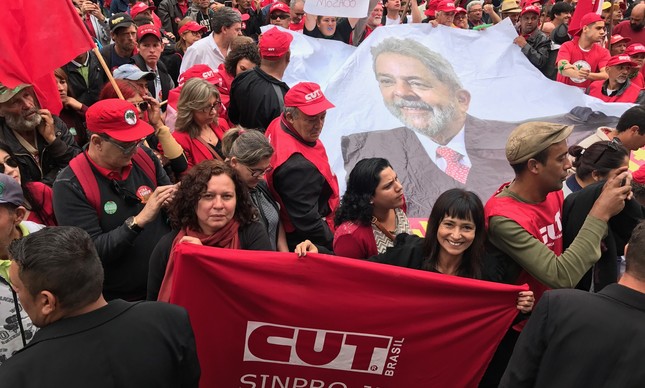 Ato reúne militantes na Praça Santos Andrade