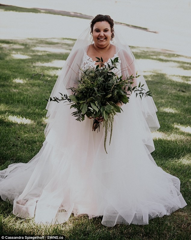 A noiva não desconsiderou a tradição de usar vestido branco (Foto: Reprodução / Daily Mail)
