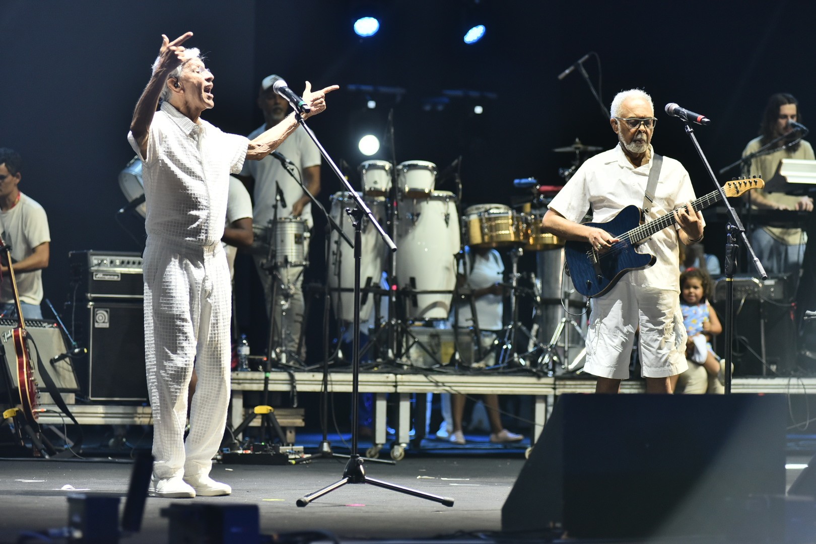 Com netos e filhos no palco, Gilberto Gil faz passagem de som ao lado de Caetano Veloso um dia antes do Festival de Verão Salvador