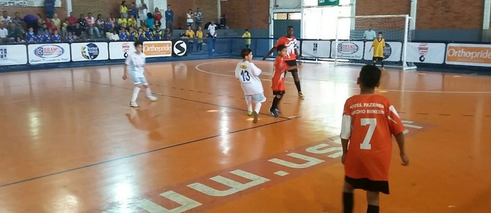 Atletas mirins disputam Festival Dente de Leite de Futsal em Vassouras (Foto: Max Coelho/TV Rio Sul)
