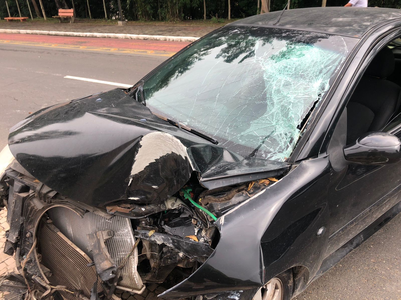 Condutor fica ferido após colisão com poste na Avenida Marechal Castelo Branco, Zona Sul de Teresina
