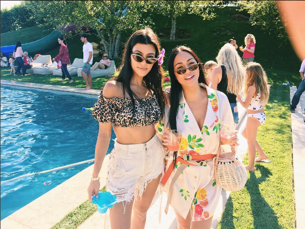 Ao lado de amiga, Kourtney posa na festa ao redor da piscina (Foto: Reprodução/Instagram)