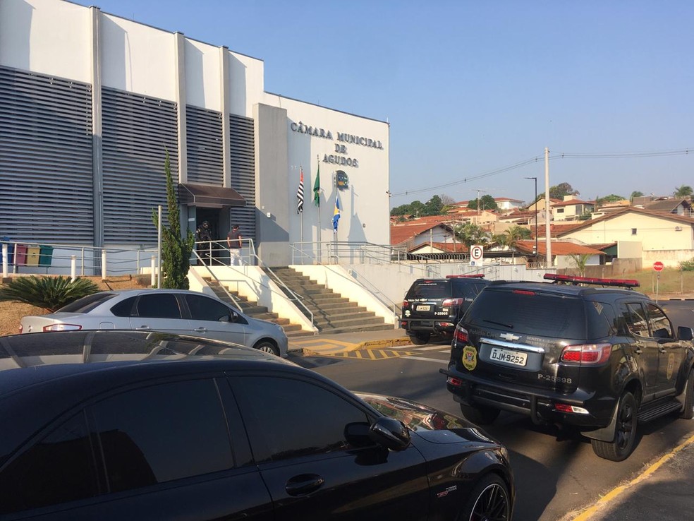 Polícia Civil cumpre mandados de busca e apreensão na Câmara de Agudos — Foto: Vanessa Aguiar / TV TEM 