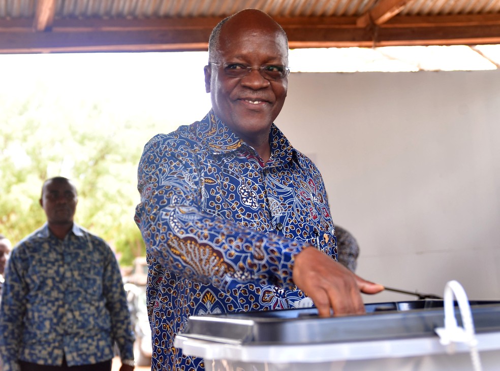 John Magufuli, presidente da Tanzânia, vota em 28 de outubro de 2020 — Foto: Stringer/Reuters