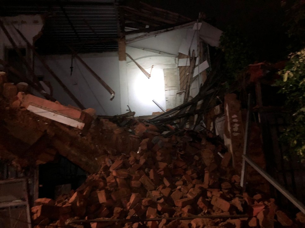 Casa já estava condenada pela Defesa Civil — Foto: Corpo de Bombeiros/Divulgação