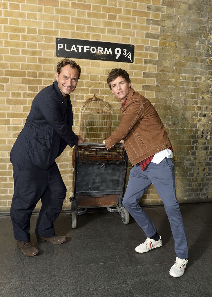 Eddie Redmayne e Jude Law na Estação Kings Cross em Londres (Foto: Getty Images)