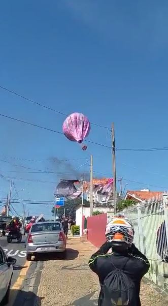 Bandeira presa a balão cai em escola, pega fogo e causa correria em bairro de Campinas; vídeo