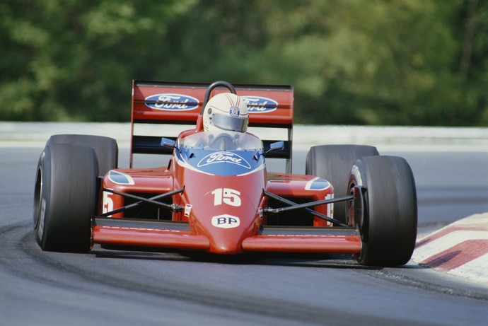 O campeão mundial de 1980, Alan Jones, pilotou pela Haas Lola em 1985 e 1986, sem sucesso (Foto: Getty Images)