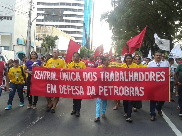 Manifestantes fazem passeata em defesa da Petrobras e da presidente Dilma Roussef em Teresina, no Piauí (Foto: G1 PI)