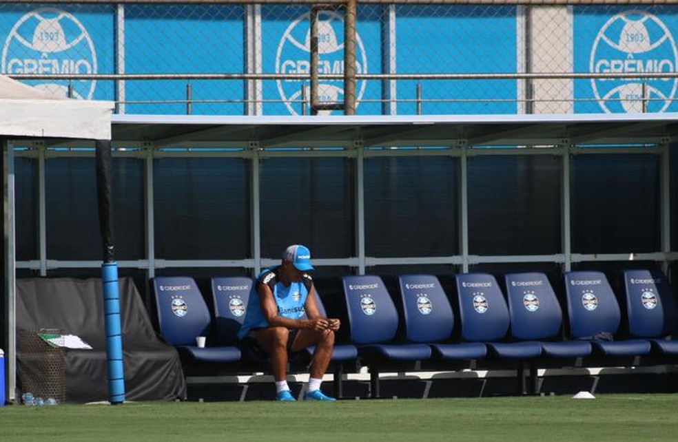 Renato Portaluppi pensativo durante treino do Grêmio — Foto: Bruno Ravazzolli