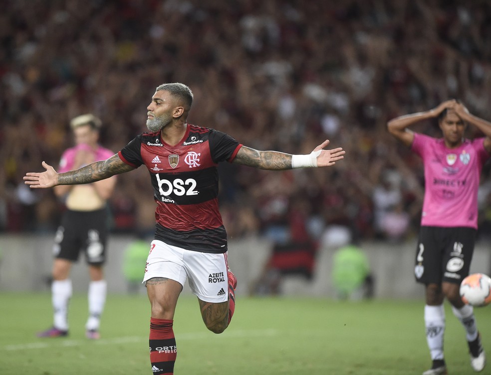 Gabigol comemora seu gol na final da Recopa &mdash; Foto: Andr&eacute; Dur&atilde;o/GloboEsporte.com