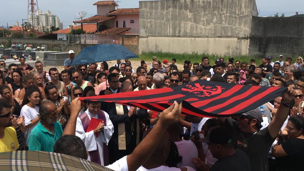 Uma das v&iacute;timas, Vitor Isa&iacute;as &eacute; enterrado &mdash; Foto: Alisson Francisco/NSC TV