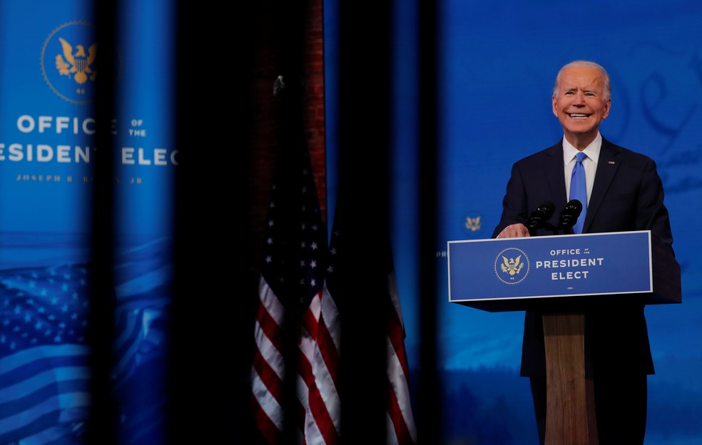 Presidente eleito dos EUA, Joe Biden, discursa nesta segunda-feira (14) em Wilmington após Colégio Eleitoral confirmar sua vitória — Foto: Mike Segar/Reuters